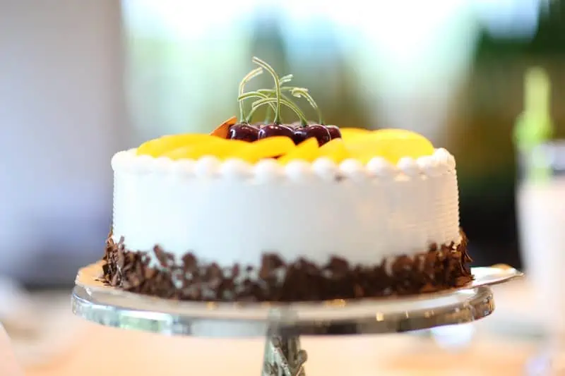 Pada dasarnya membuat kue ulang tahun anak menggunakan jenis kue bolu atau disebut juga sponge cake.
