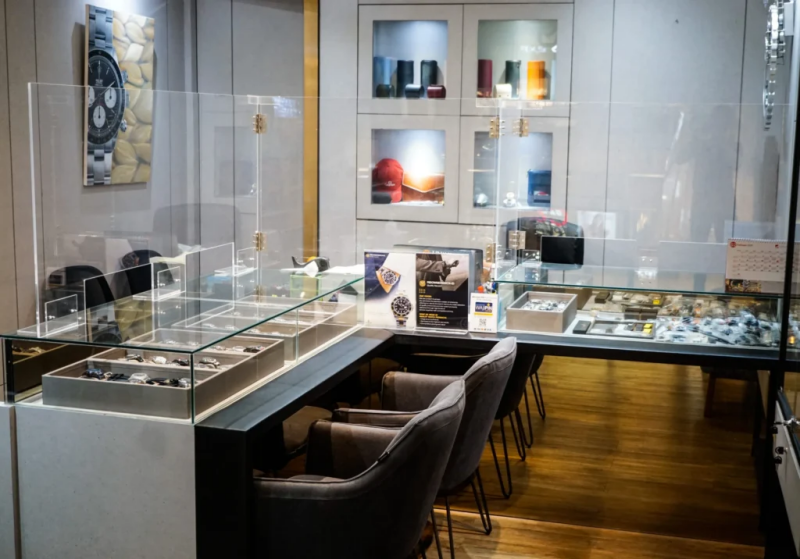 jam tangan mewah bekas di etalase toko PreownedWatch Indonesia